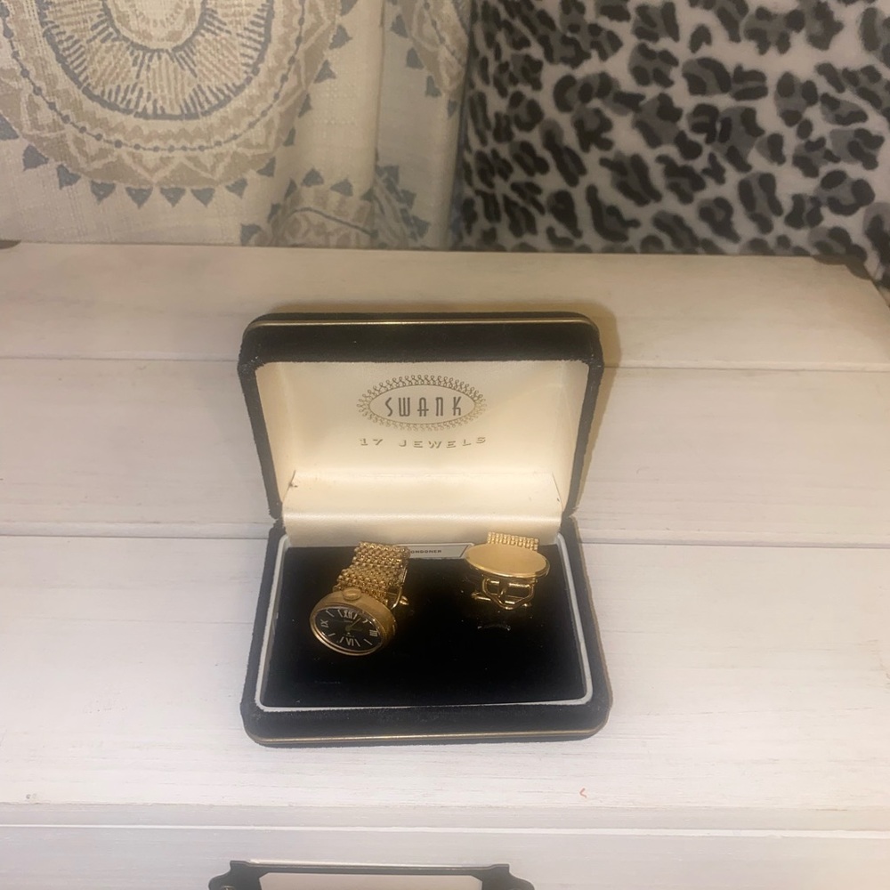 SWANK Gold Cufflinks Set - Picture 2 of 7